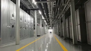 Línea de recubrimiento por pulverización para piezas de plástico de automóvil