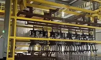Movimiento a través de tanques de enjuague, tanques de decapado, tanques de neutralización y tanques de acondicionamiento de superficies.  