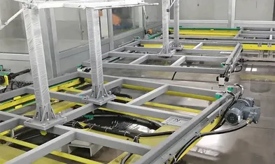 Sistema transportador de nivelación para piezas de plástico recubiertas de color