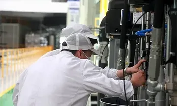 Aplicación de sellador y secado de adhesivo de PVC para carrocerías de cabina de camiones