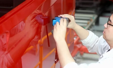 Inspección de la superficie de pintura de la cabina del camión
