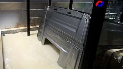 Cabina de camión moviéndose entre tanques de recubrimiento electrolítico
