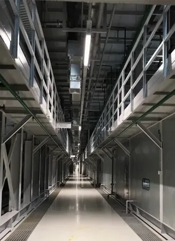 Las carrocerías de los automóviles ingresan al tanque de recubrimiento electroforético para la aplicación del electrorecubrimiento  
